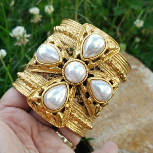 CONSIGNED* Ben Amun Lrg Etruscan Gold Pearl Cuff Bracelet - Picture 3 of 17